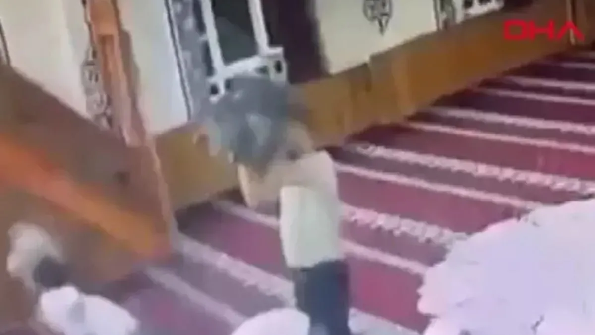 Namaz esnasında imama tabureli saldırı! Gözaltına alındı…