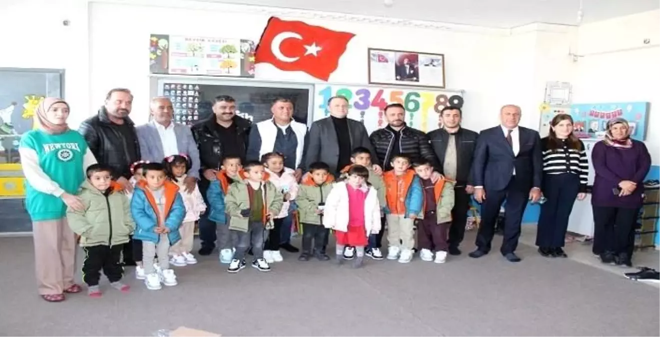 Hayırsever Esat Kara’dan Öğrencilere Kış Yardımı