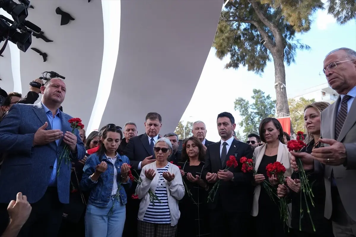 İzmir’de Deprem Şehitleri Anıldı