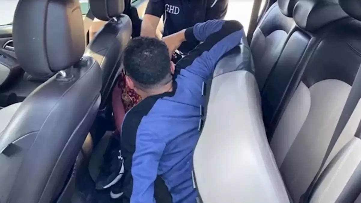 Kaçak göçmenlerin hayatları pahasına saklandıkları yer “pes dedirtti”