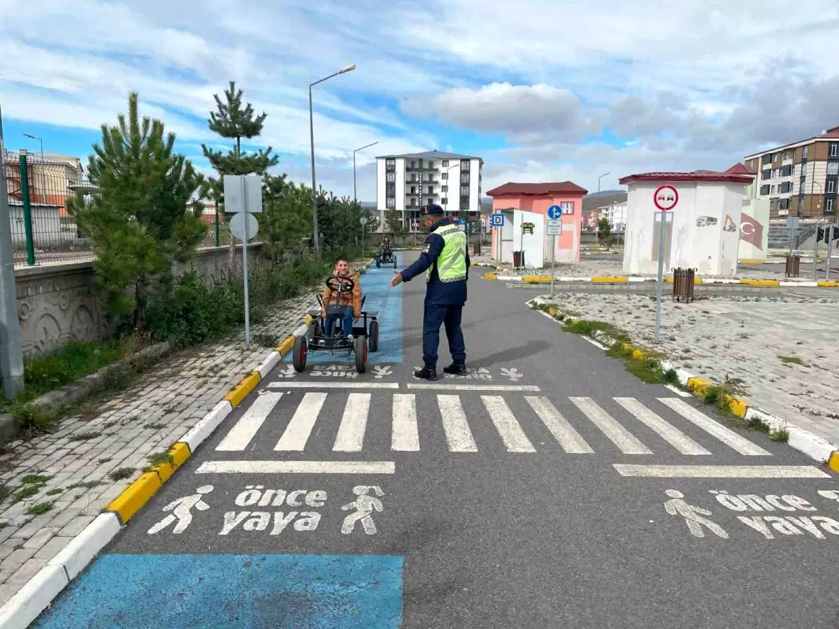 Kars’ta Öğrencilere Trafik Eğitimi