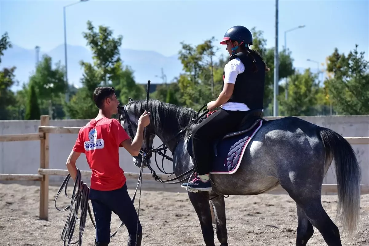Kayseri’de Binicilik Eğitimleri Devam Ediyor
