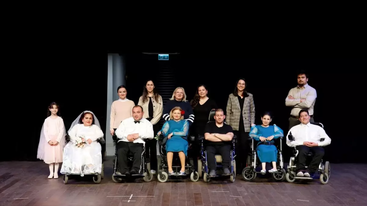 Bedensel engelliler, “Hareketin Ritmi” gösterisiyle hayat hikayelerini sahneye taşıdı