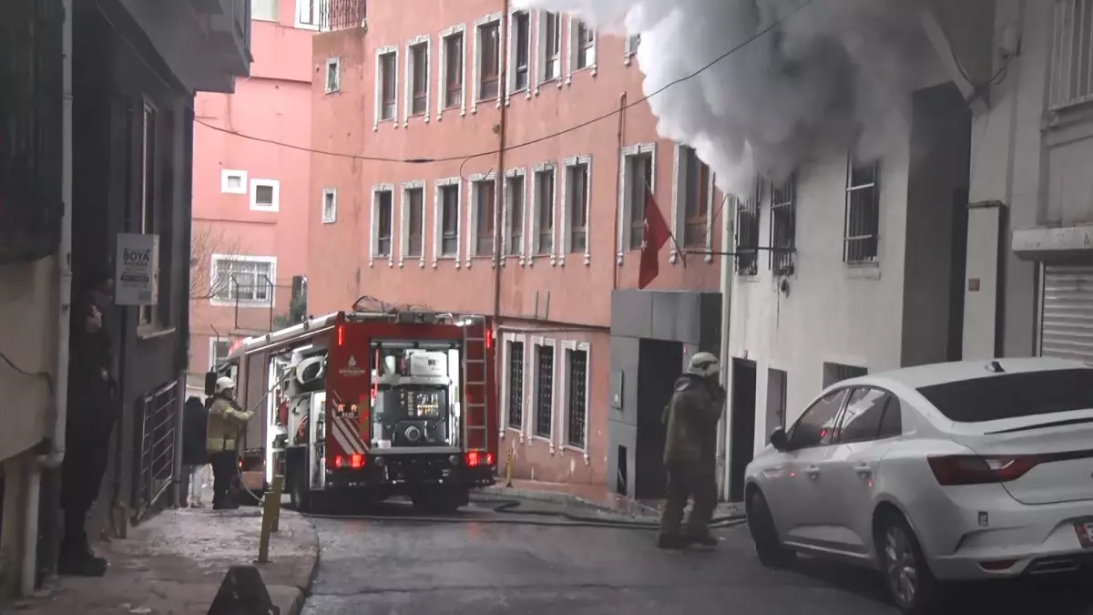 Beyoğlu’nda Yangın: 3 Kişi ve 1 Kedi Kurtarıldı