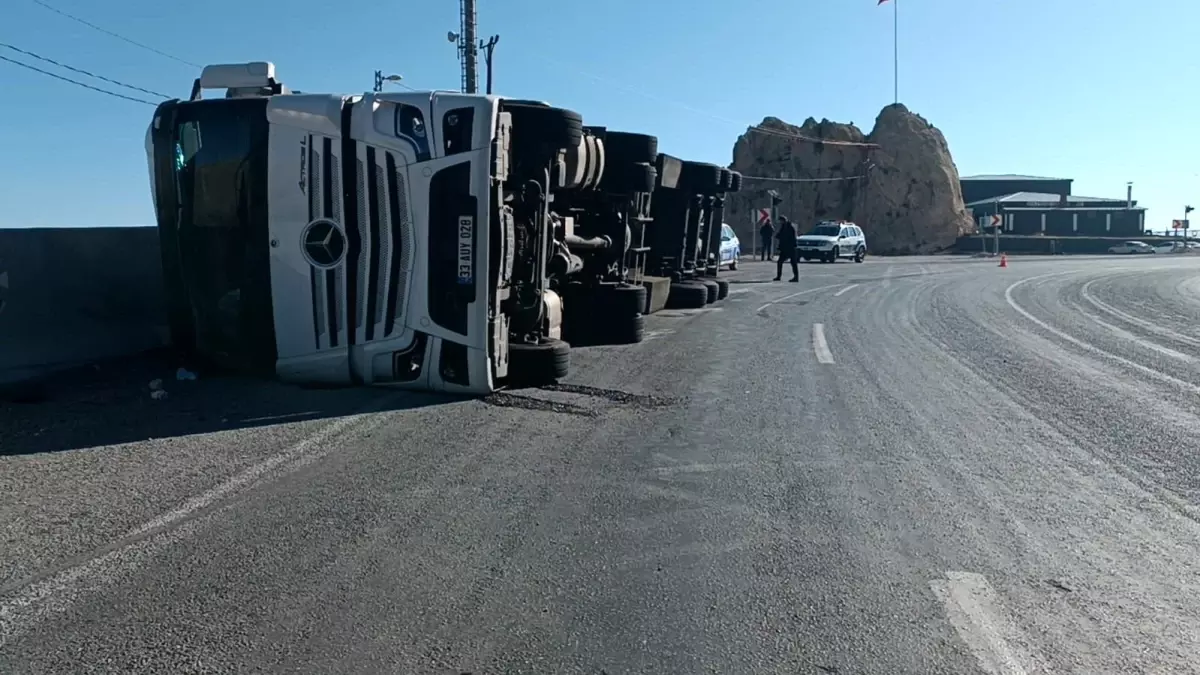 Adilcevaz’da Tır Devrildi: 3 Yaralı
