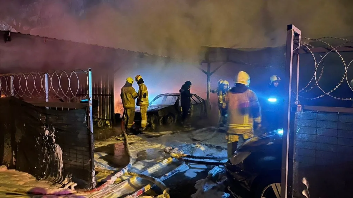 Bir gecede iki yangın! Fabrika ve oto galeri küle döndü