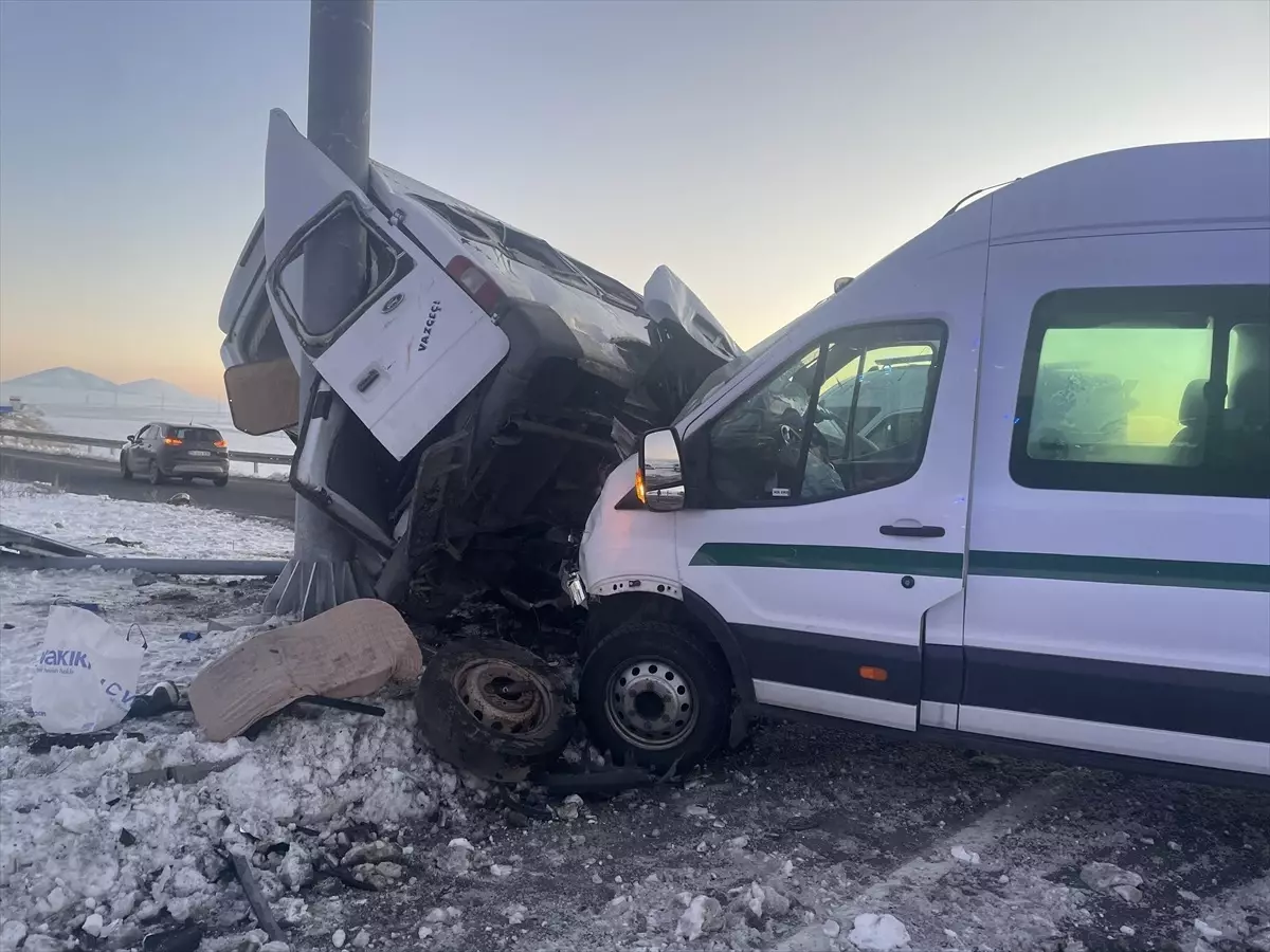 Kars’ta Minibüs Çarpışması: 21 Yaralı