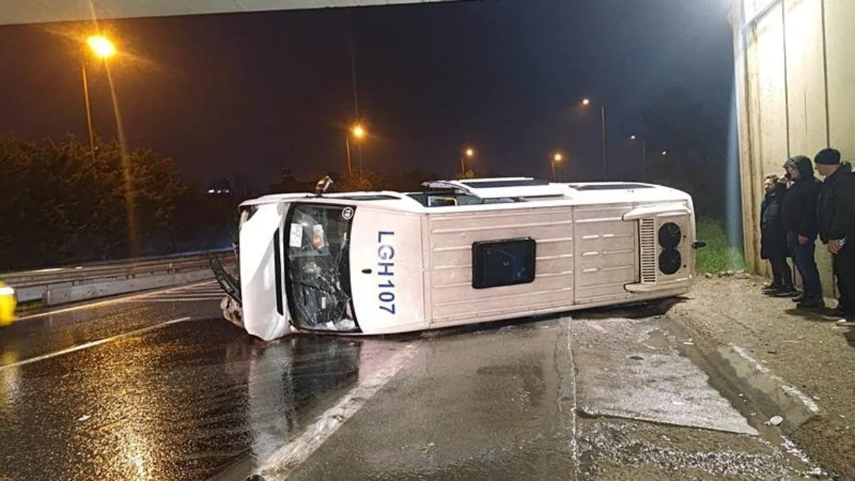 Ümraniye’de devrilen servis minibüsündeki 7 kişi yaralandı