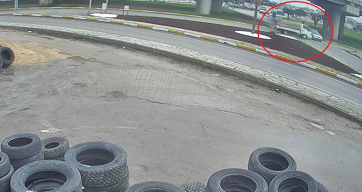 Balıkesir’de otomobil ile kamyonet çarpıştı: Yaralılar var