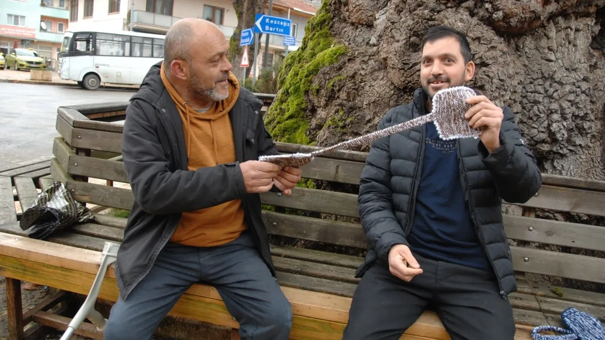 Epilepsi hastası Ömer’in cep harçlığı kendisinin örerek yaptığı tutaçlardan