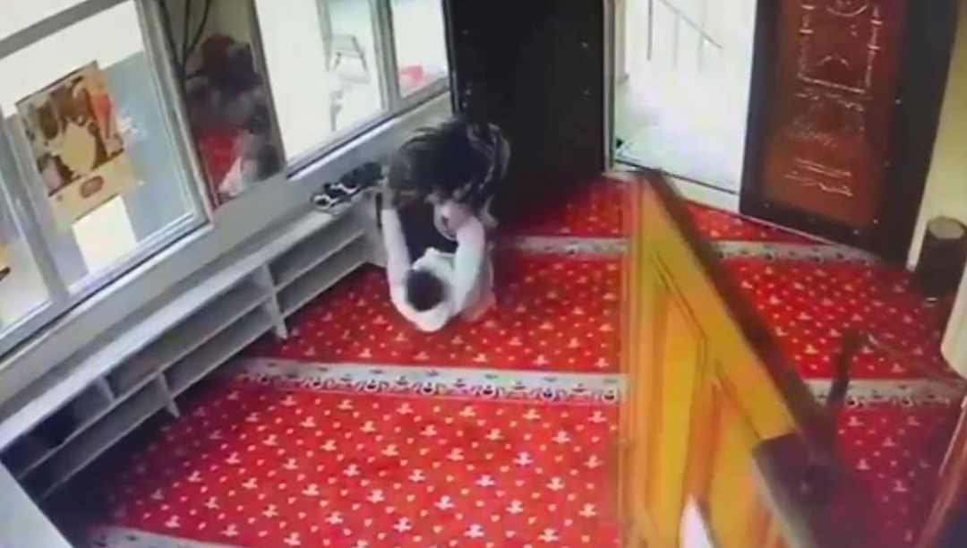 İstanbul’da camide makaslı saldırı