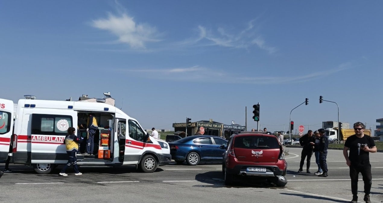 2 otomobil çarpıştı; 5 kişi yaralandı