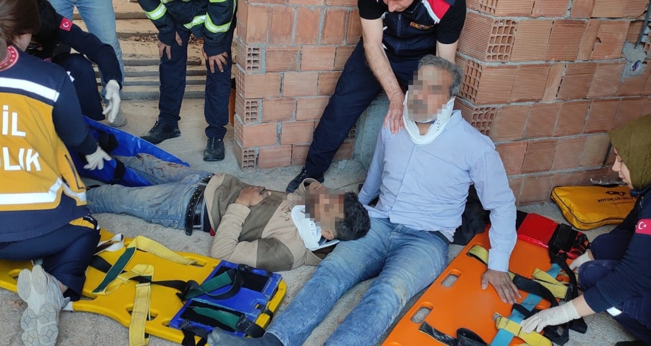 Cami inşaatının iskelesi çöktü: 2 işçi ağır yaralı!